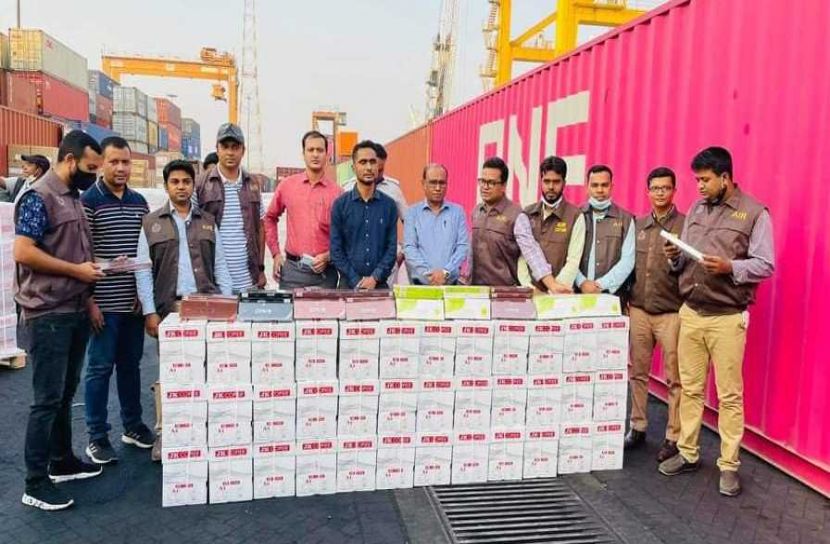 চট্টগ্রাম বন্দরে কাগজের কন্টেইনারে বিপুল সিগারেট